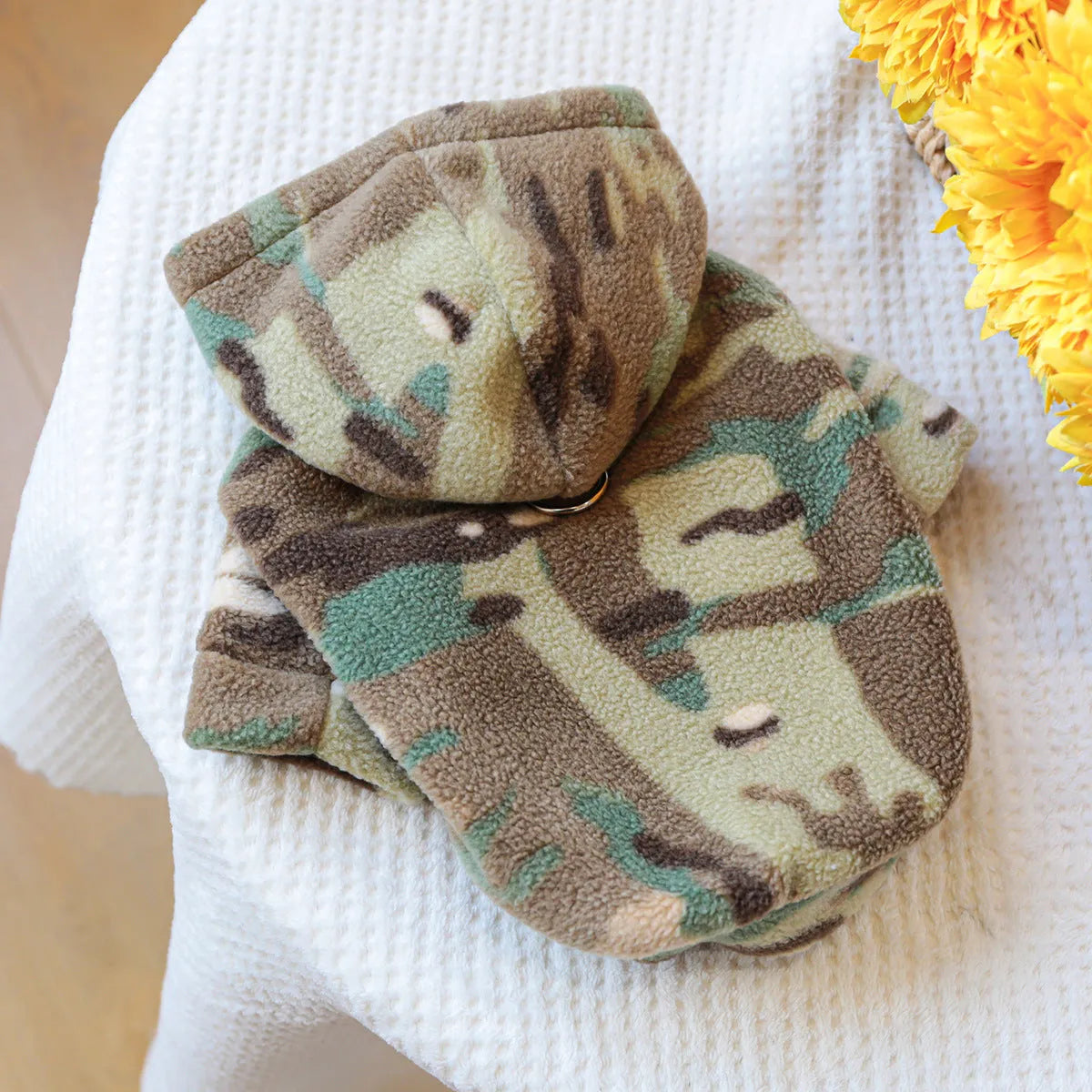 Dog wearing camouflage polyester sweater in size M, chest circumference 40 cm, length 30 cm, suitable for 3.5-4 kg pets