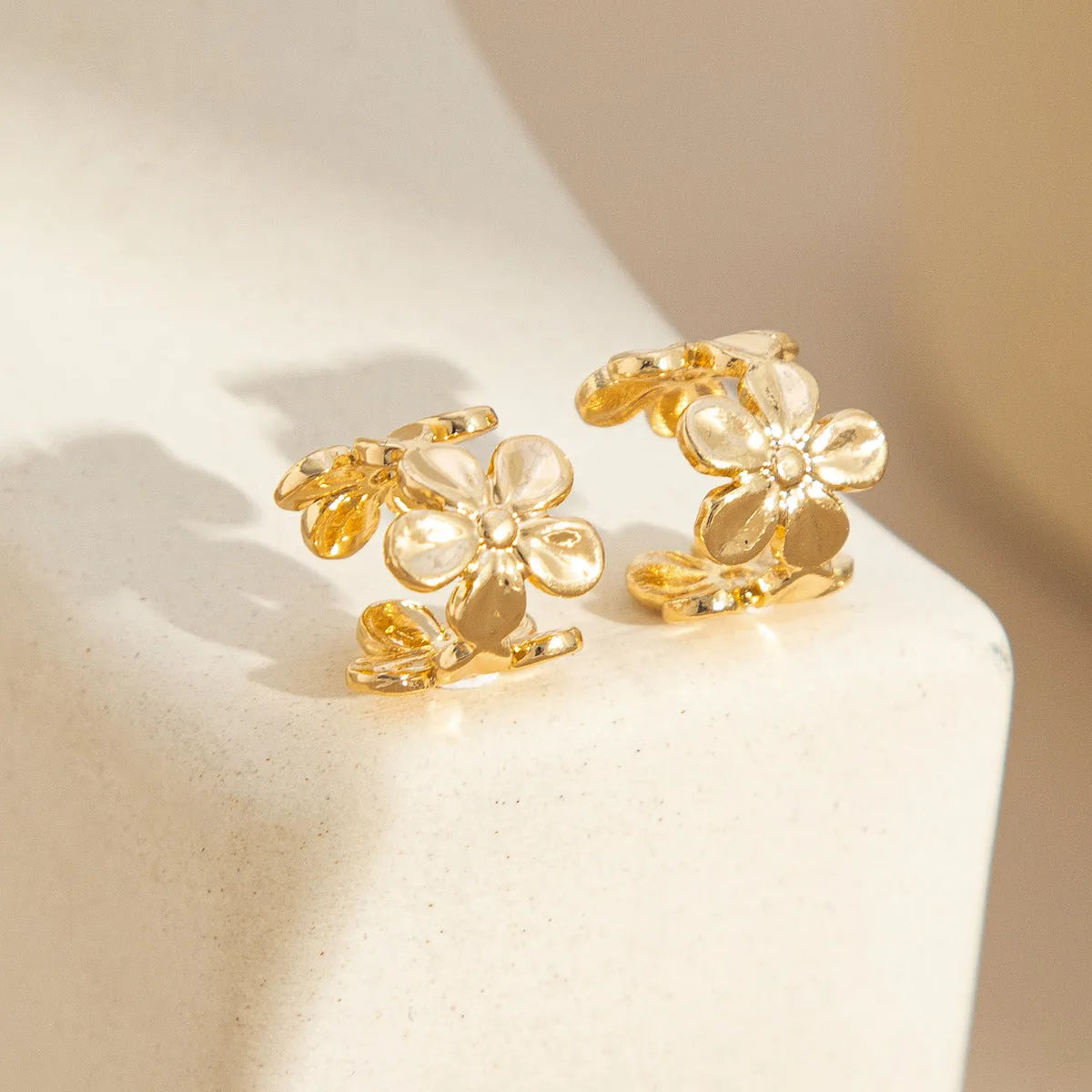 Women's gold starfish conch earrings with beach animal design on alloy material
