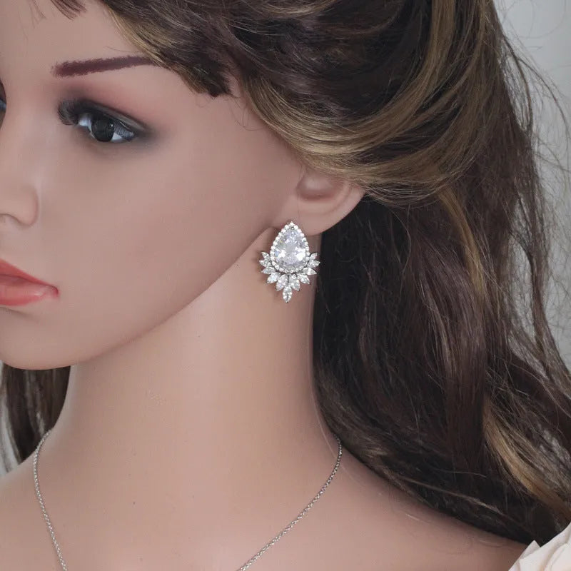 Complete bridal jewellery set on a AAA chain in blue, red, and white colour options for formal dinners.