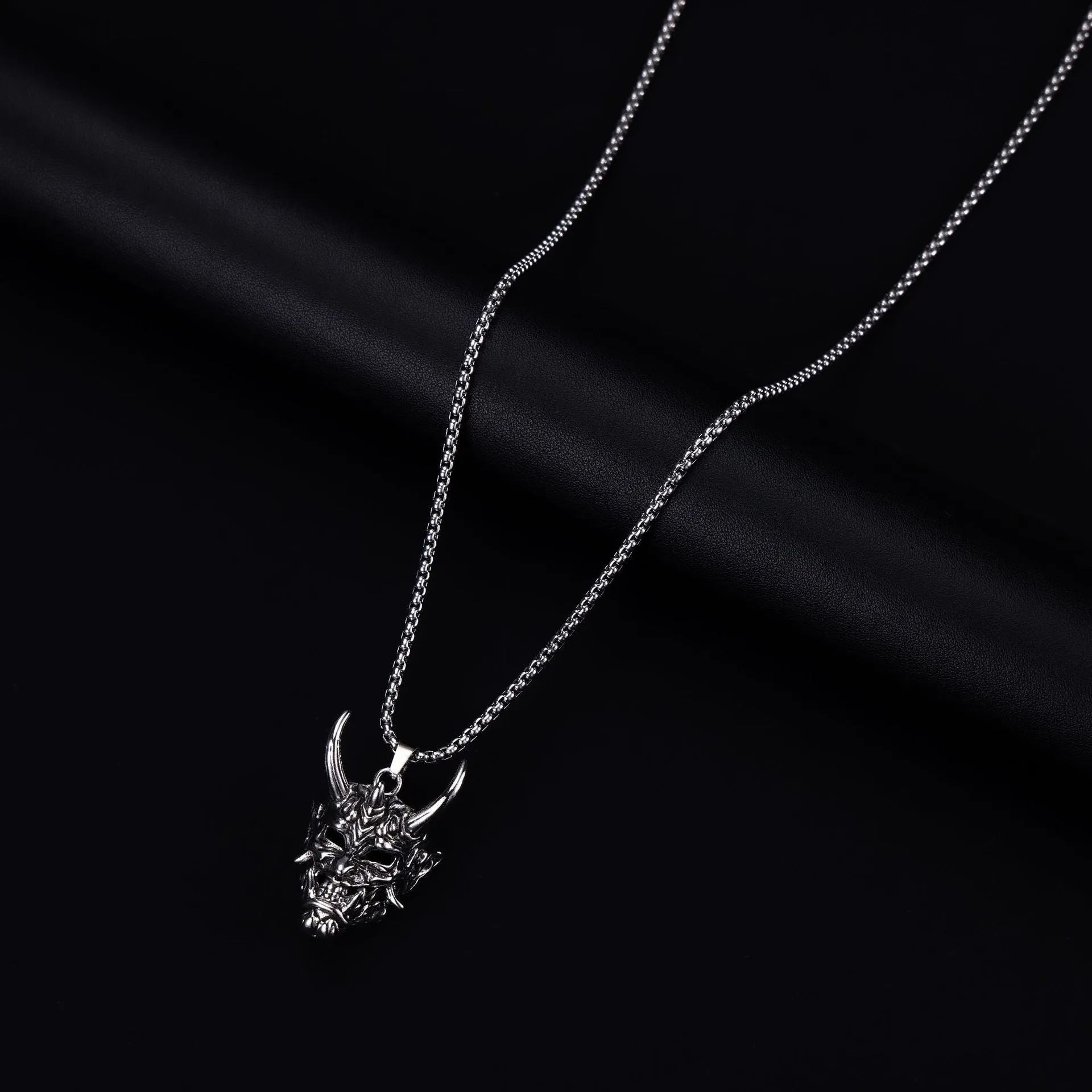 Men's vintage silver necklace with 40mm by 27mm zinc alloy pendant