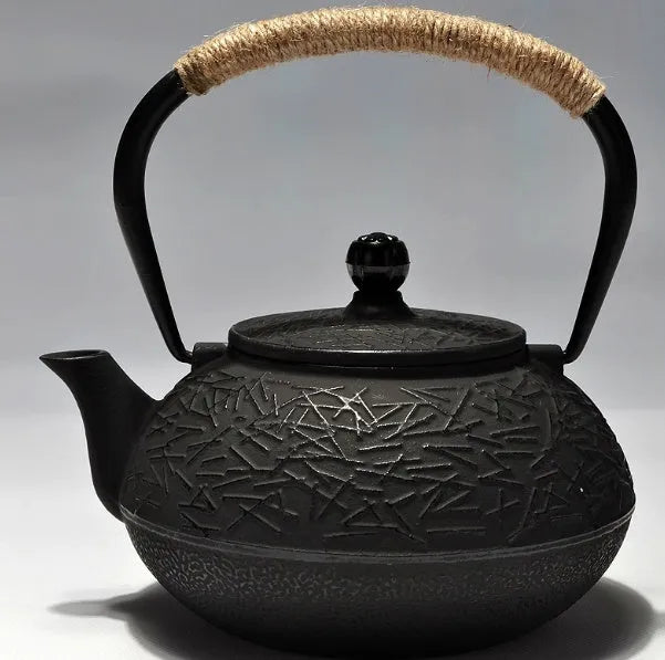 Cast iron teapot with Japanese-style decorative patterns and 0.9L capacity for brewing tea