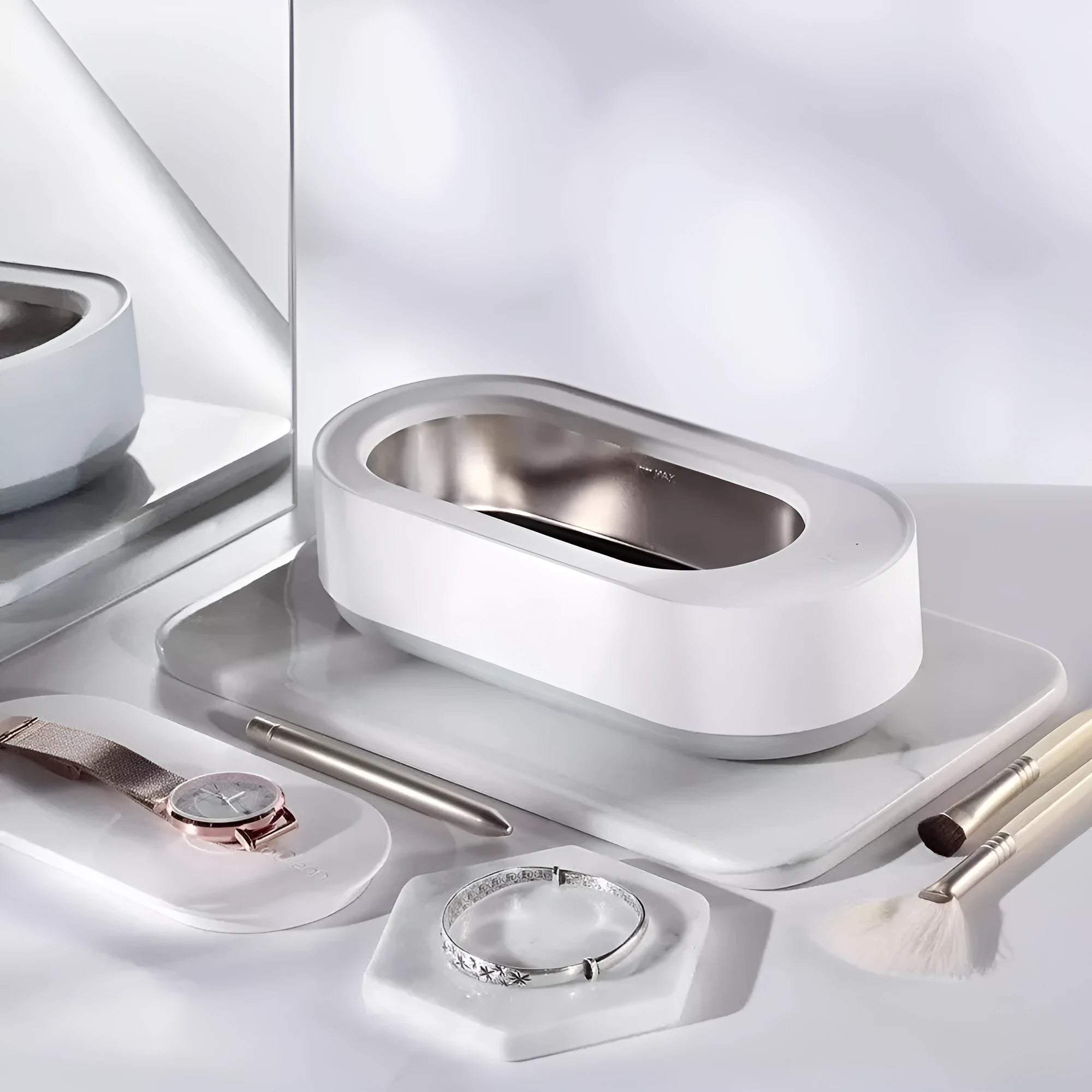 White portable ultrasonic cleaning machine with stainless steel tank for jewellery and glasses.
