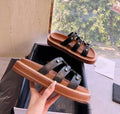 Women's retro Roman sandal slippers in patent leather with cross-strap design