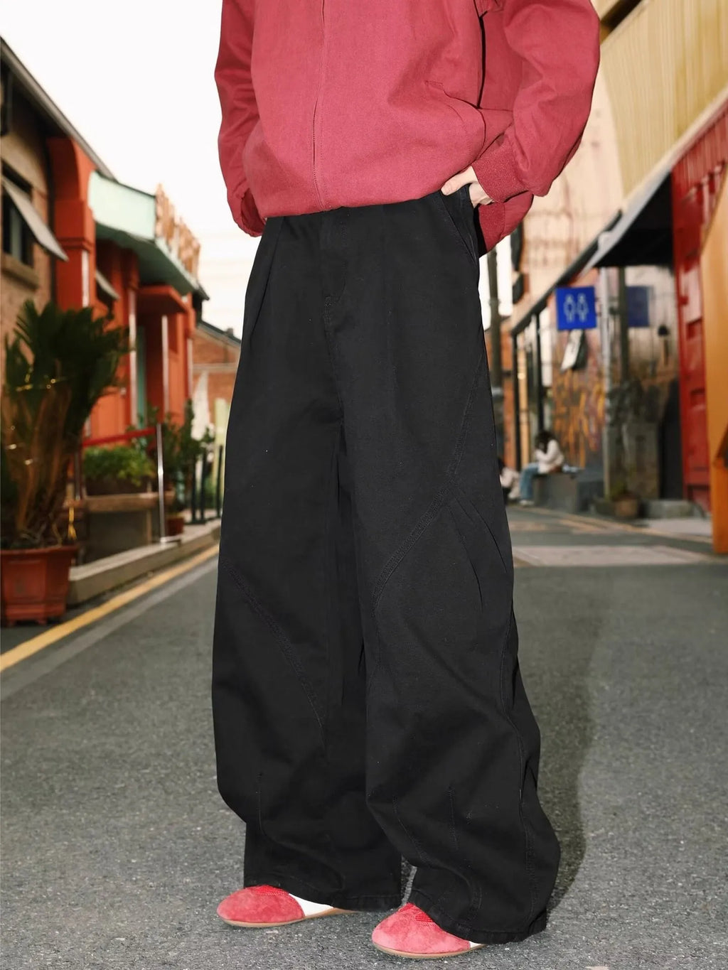 Men's pleated straight-leg trousers with micro-elastic waist in striped pattern