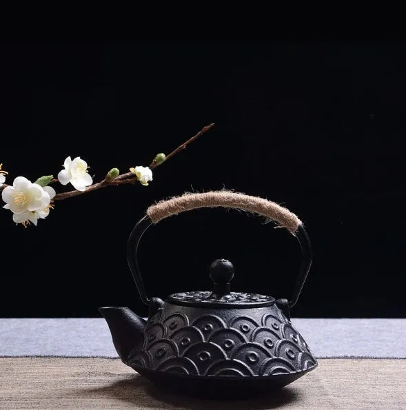 Cast iron teapot with Japanese-style decorative patterns and 0.9L capacity for brewing tea