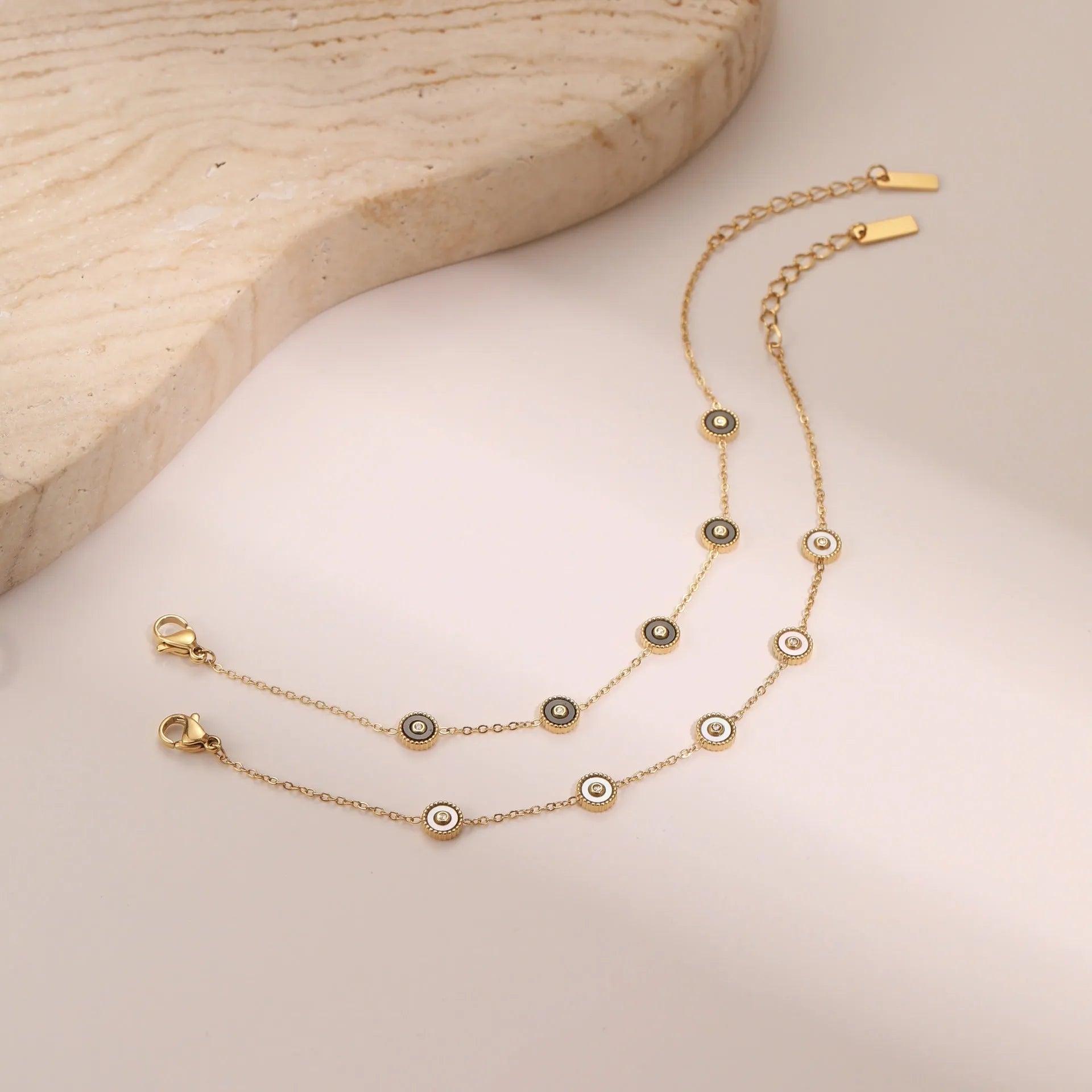 Stainless steel women's bracelet with 18K gold plating and geometric fritillary design