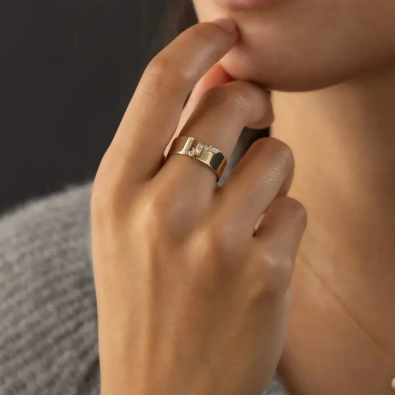 Gold electroplated copper ring with shining zircon stone for women, available sizes 6-10