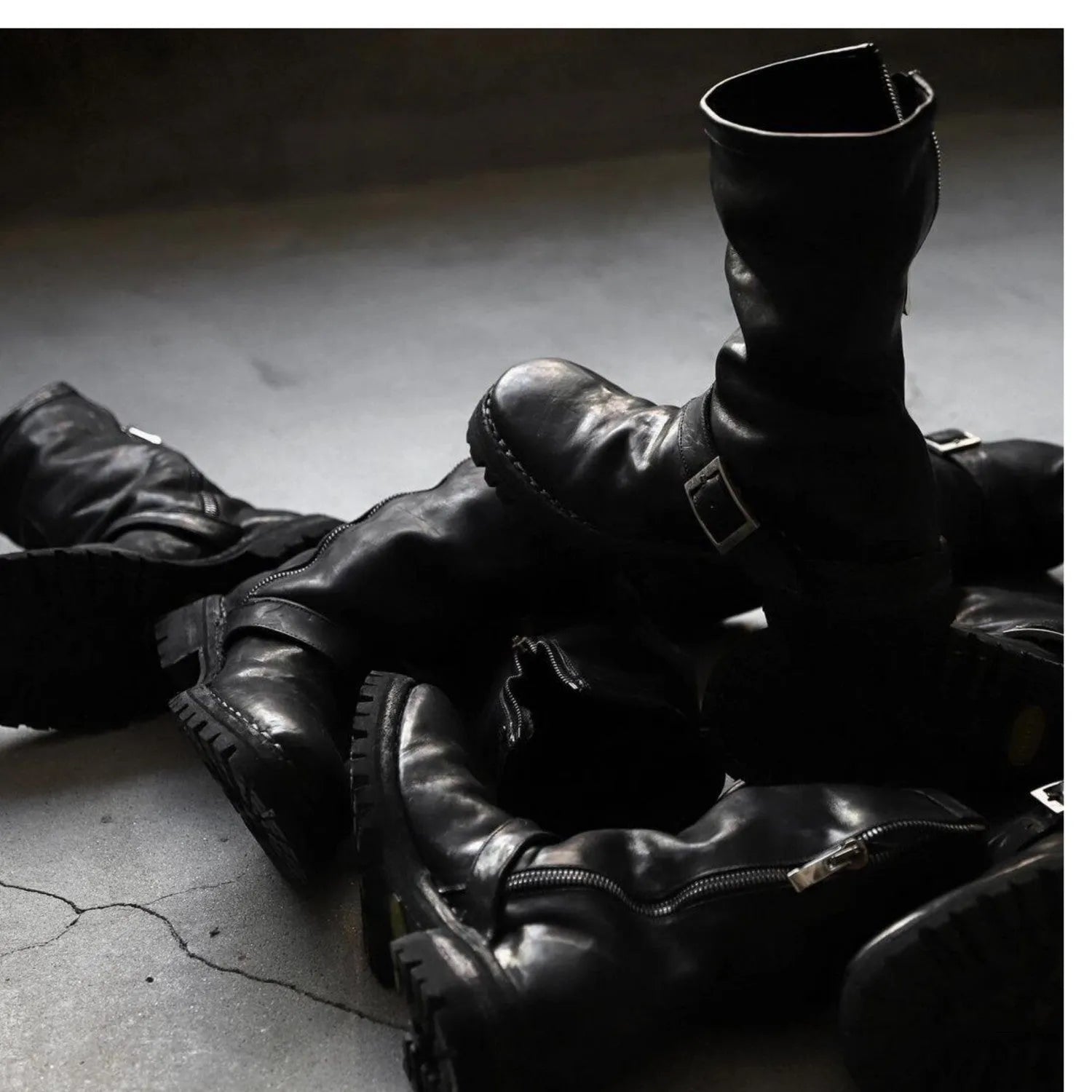 Men's black retro Martin boots with side zipper closure and round toe