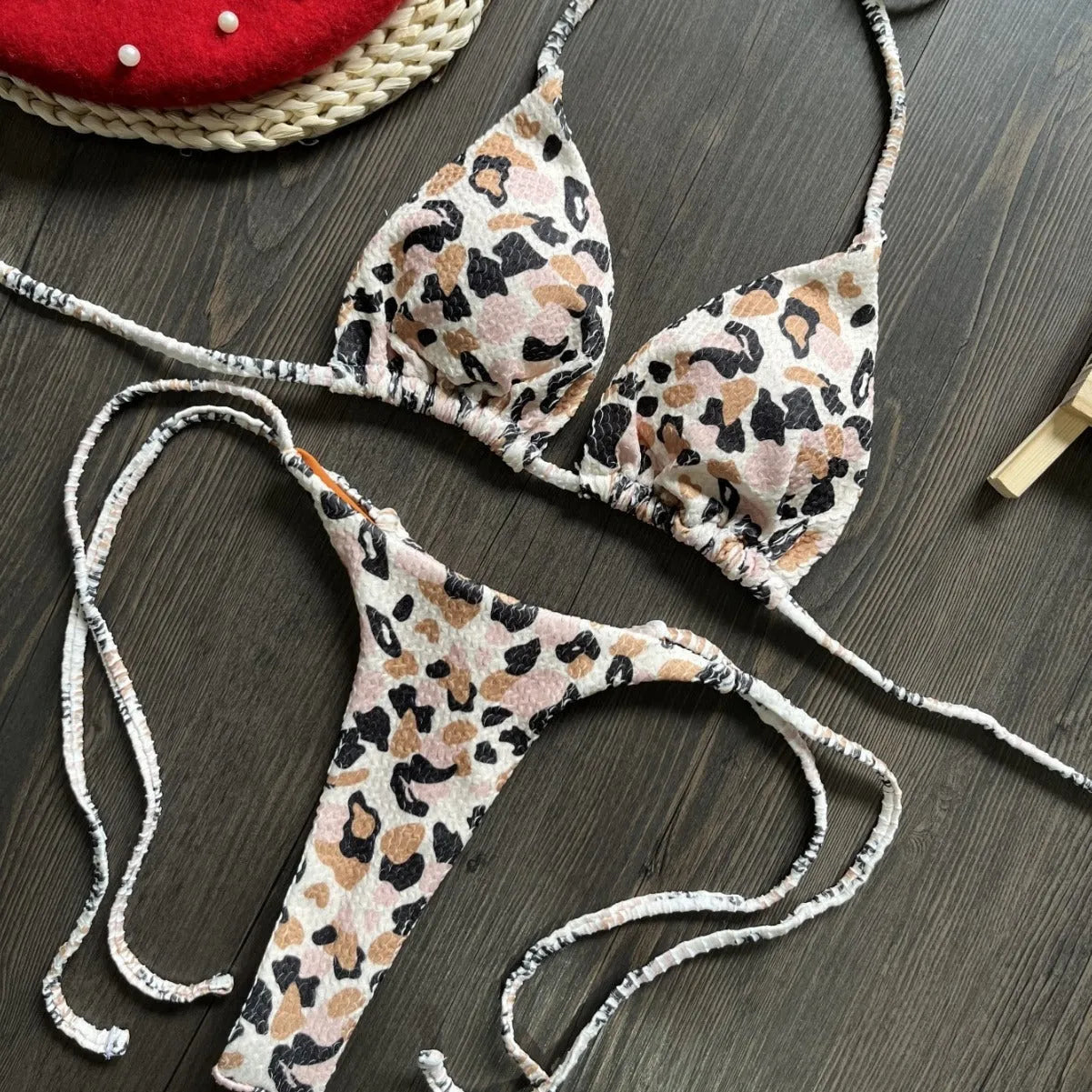 Women's printed bikini swimsuit with quick-dry fabric and cotton lining in briefs style
