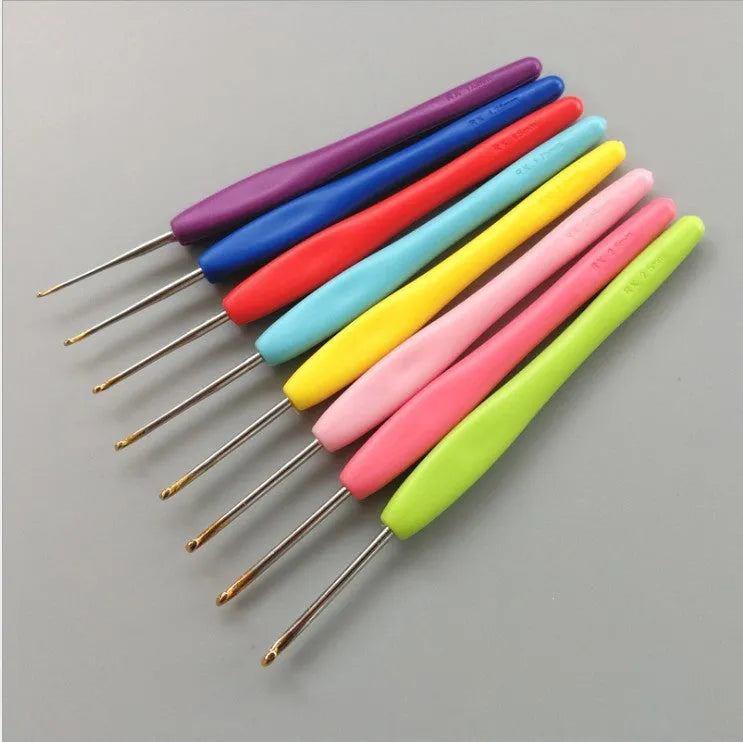 Complete 16-piece crochet hook set with thick ABS handles and soft handles in aluminium and iron oxide sizes