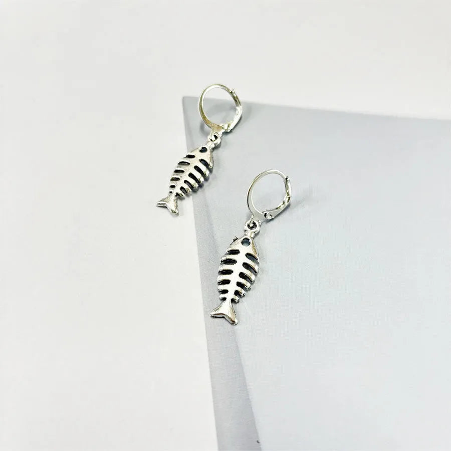 Retro fishbone pendant necklace and earrings set with adjustable O-chain in alloy construction