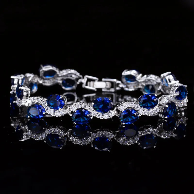 Geometric copper-plated gold colour bracelet with AAA+ zircon stones, total length 18.4 cm.