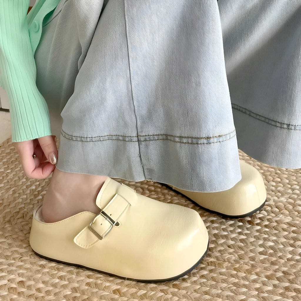 Flat buckle casual sneakers in creamy-white with round toe and PU leather upper.