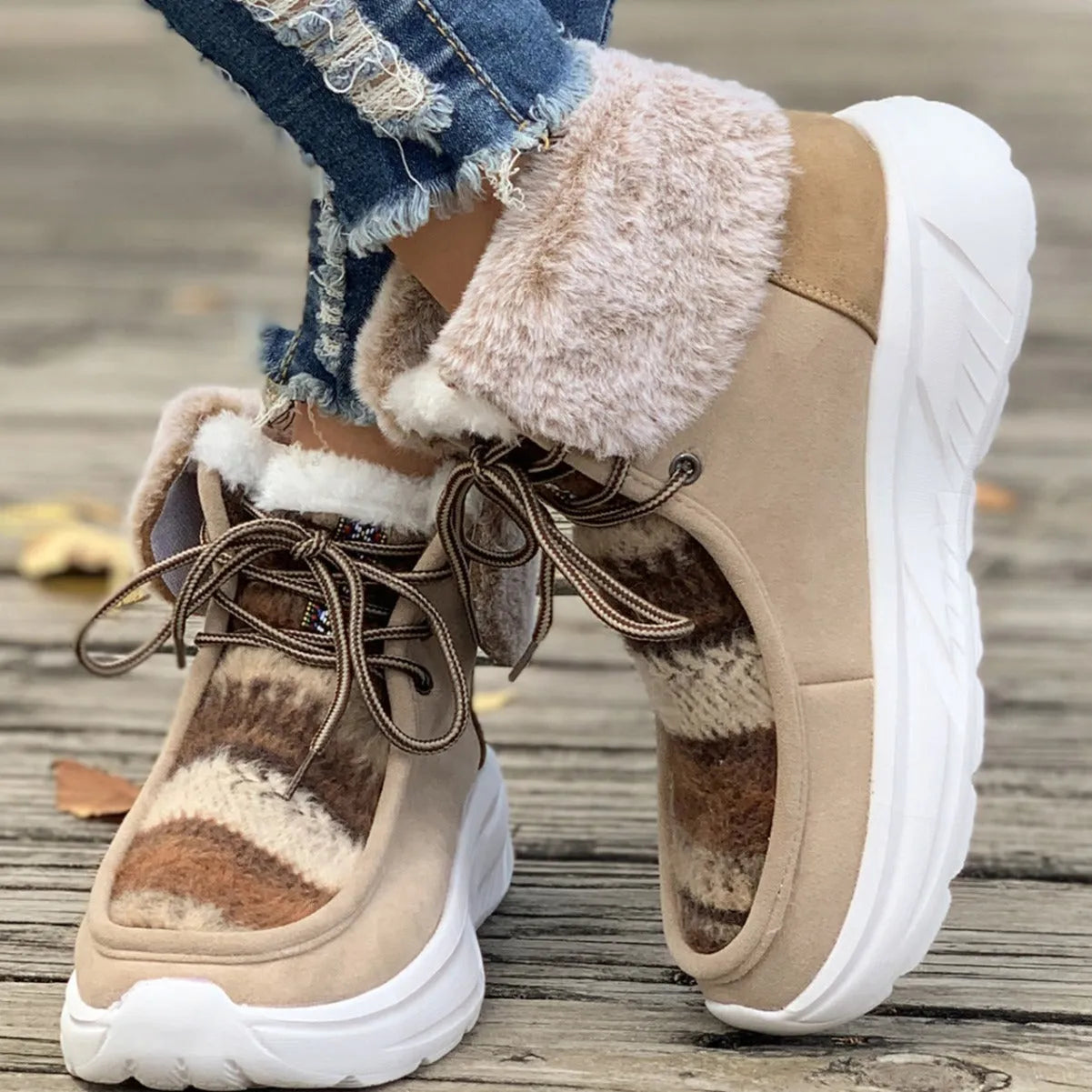 Women's beige lace-up snow boots with thermal lining and thick rubber sole