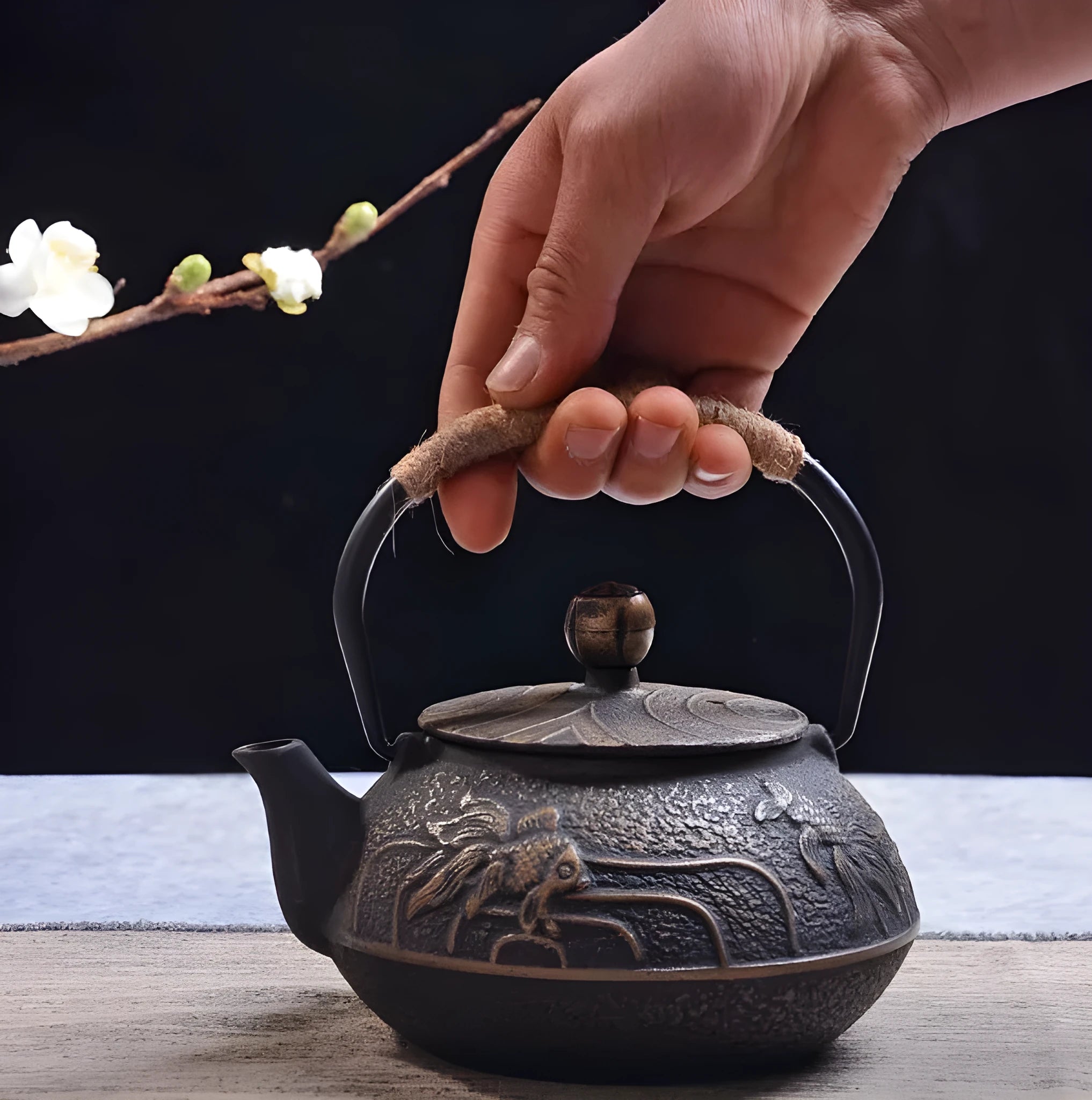 Cast iron teapot with Japanese-style decorative patterns and 0.9L capacity for brewing tea