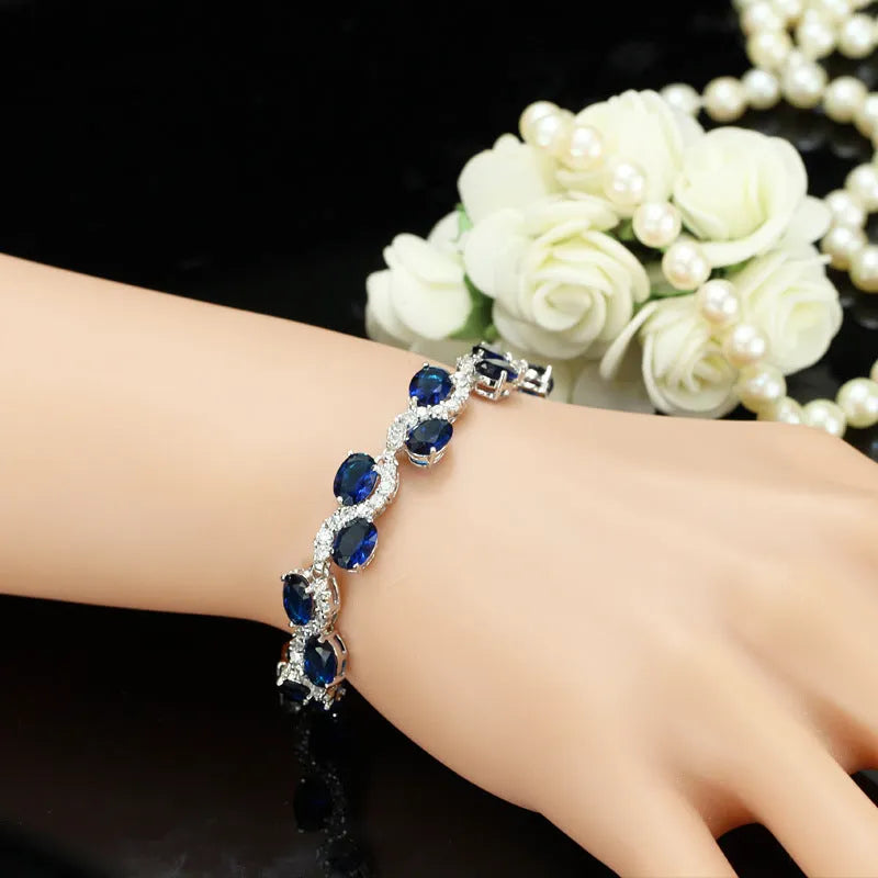 Geometric copper-plated gold colour bracelet with AAA+ zircon stones, total length 18.4 cm.