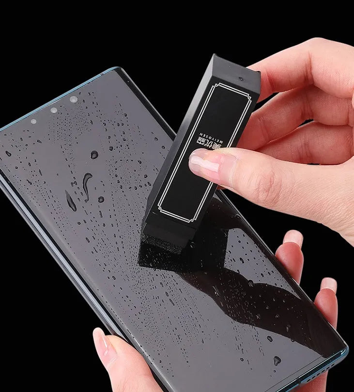 Disposable mobile phone screen cleaner pack with 40 wipes in black packaging for portable device hygiene
