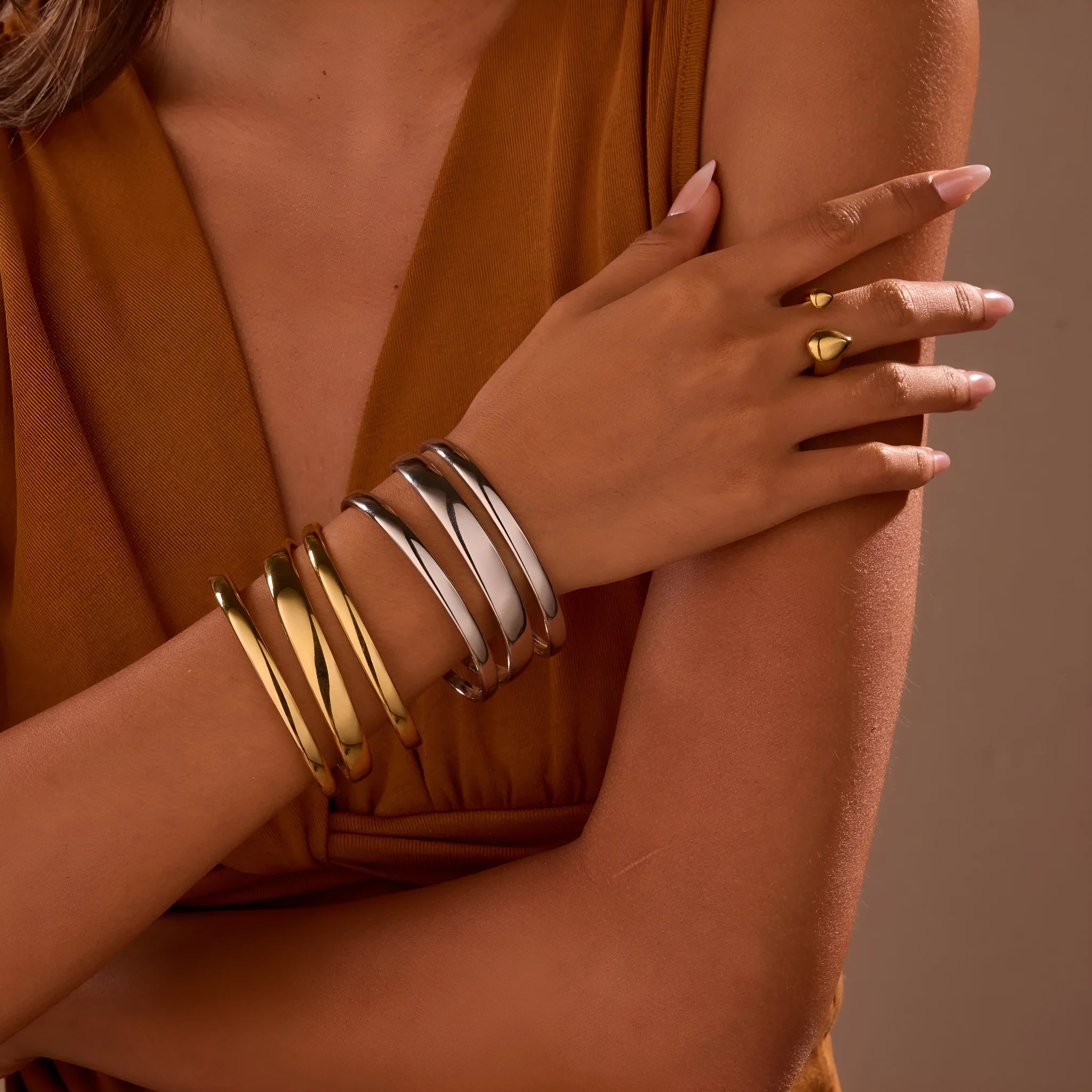 Stainless steel women's bracelet with geometric design and 18K gold electroplating in gold and steel colour options