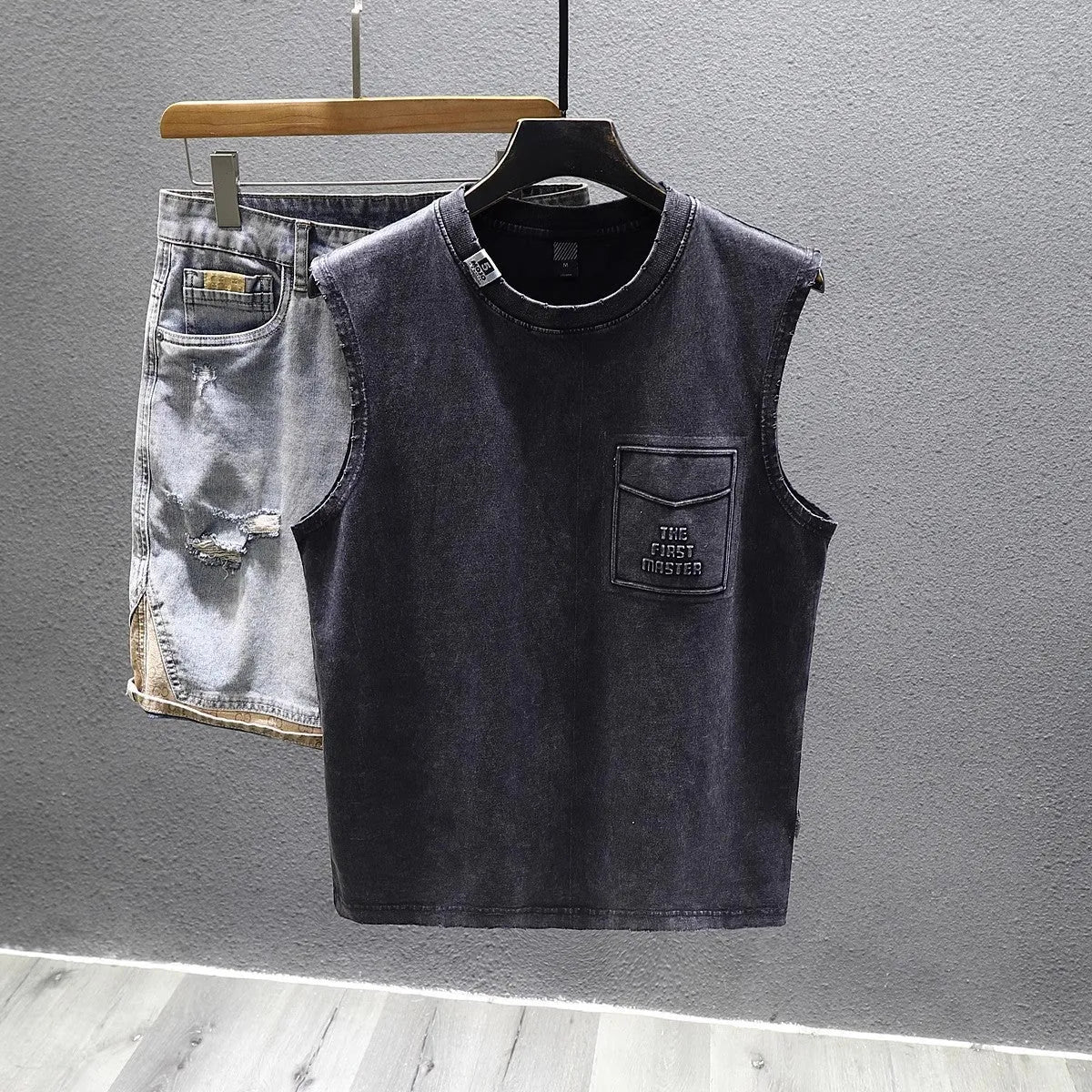 Solid colour cotton sleeveless t-shirt with loose fit and straight hem design