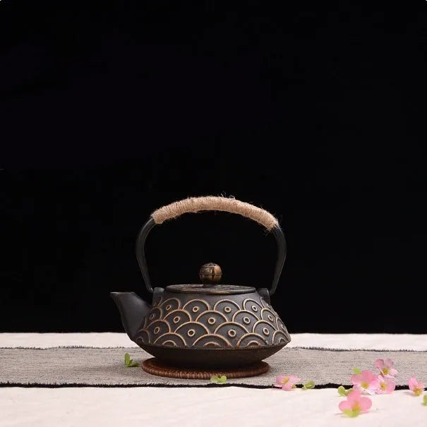 Cast iron teapot with Japanese-style decorative patterns and 0.9L capacity for brewing tea