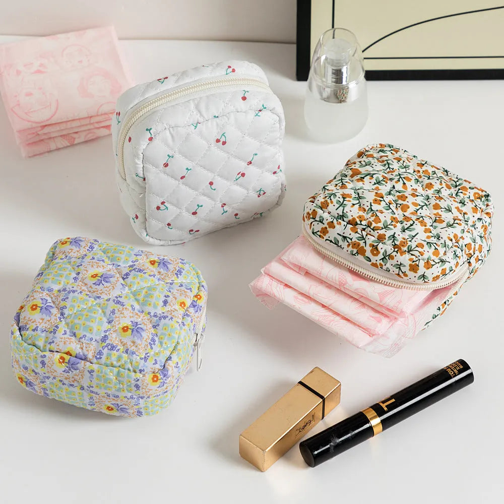 Women's key storage bag in floral patterns with breathable polyester construction