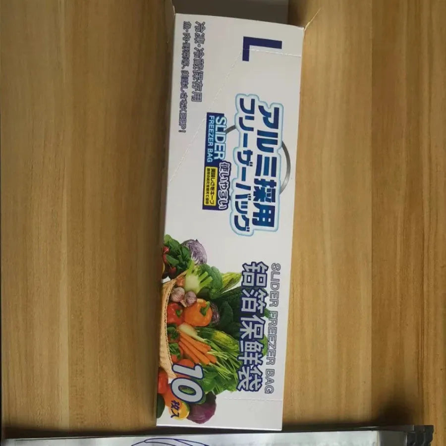 Set of reusable aluminium foil fresh-keeping bags with sealing function in three different sizes.