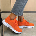 Women's low-top mesh running shoes in milky white with flyknit upper and flat rubber sole