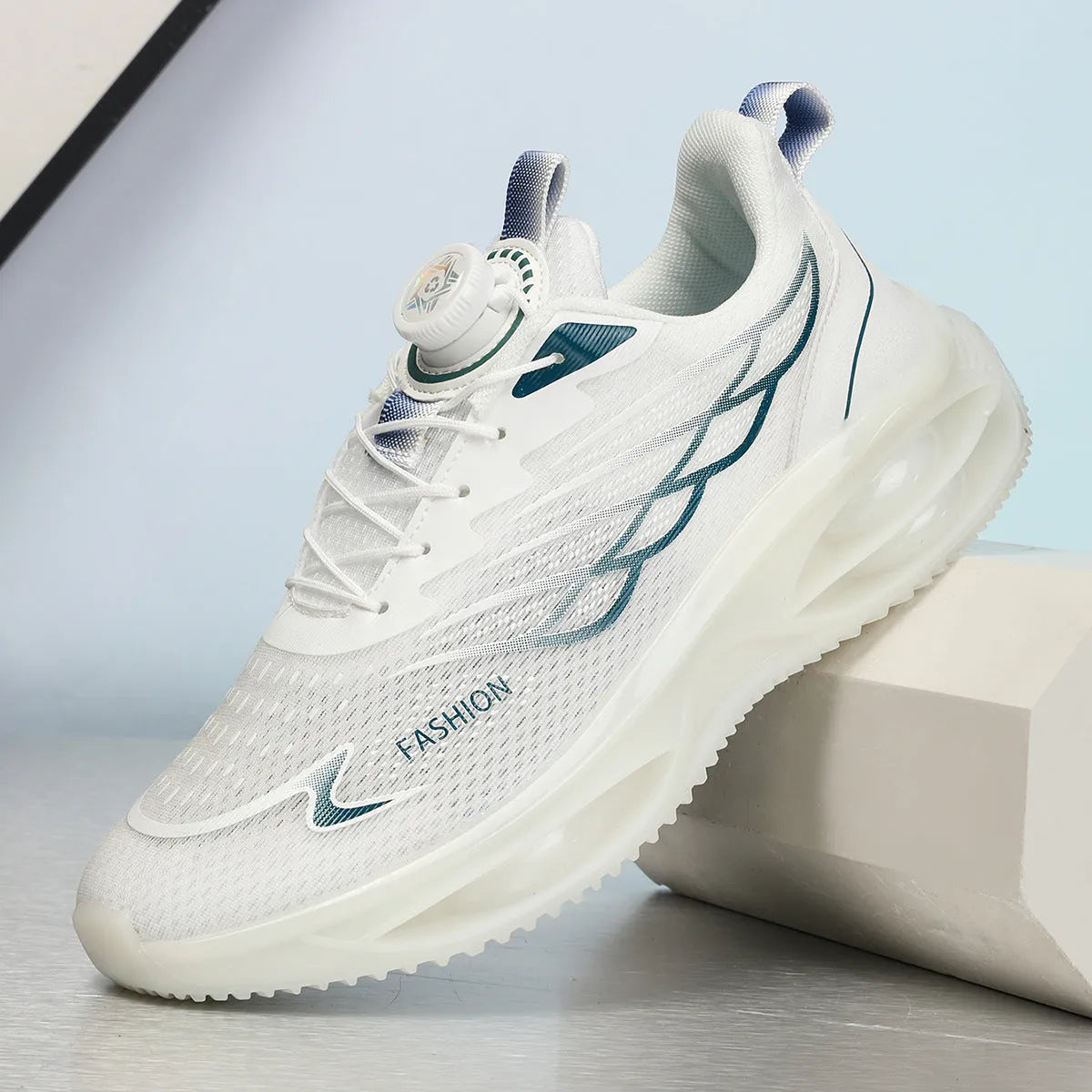 Casual running shoes in sky blue with PU mesh upper and rubber sole, low-top design