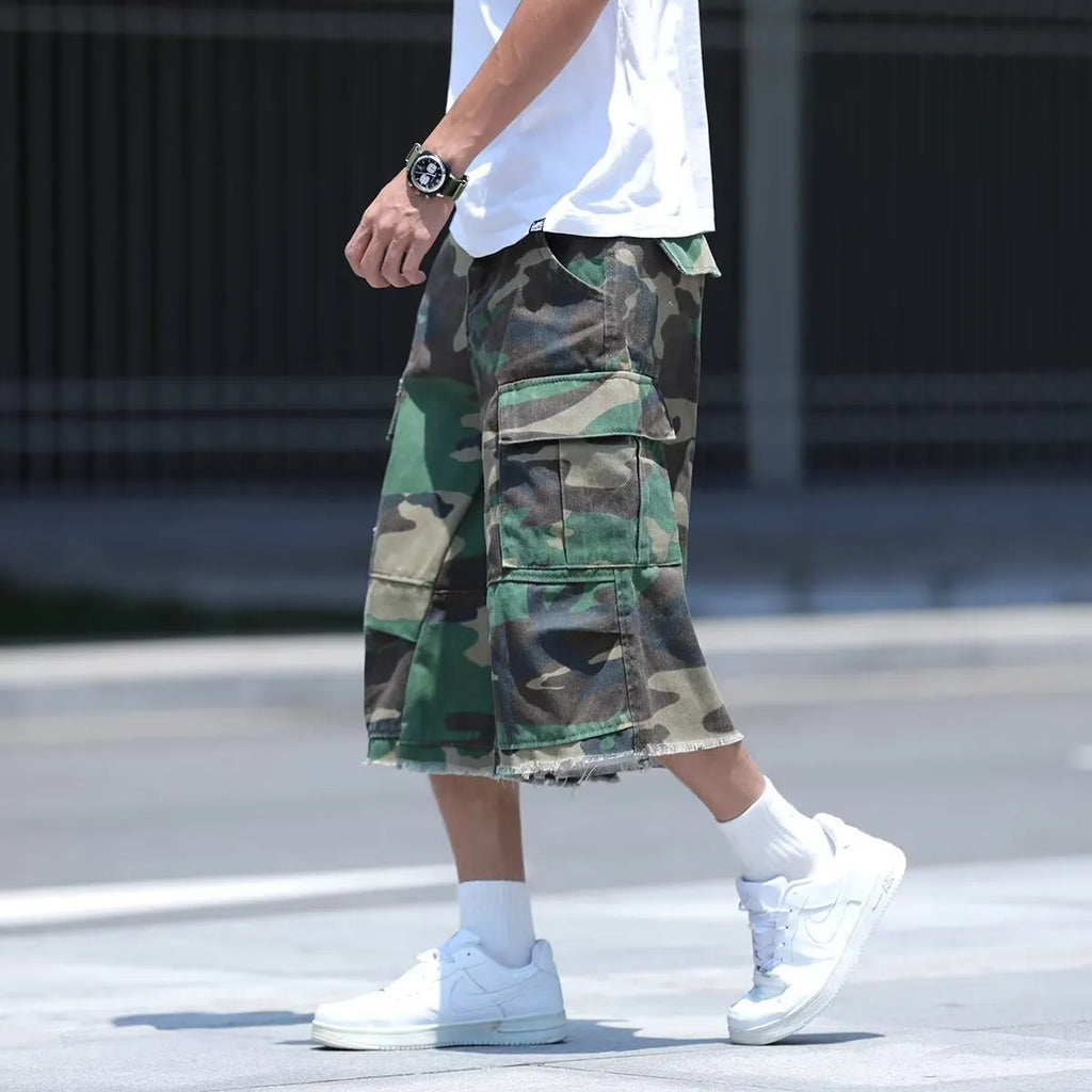 Retro loose-fit camouflage shorts in cropped length for summer