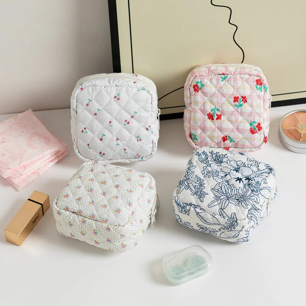 Women's key storage bag in floral patterns with breathable polyester construction