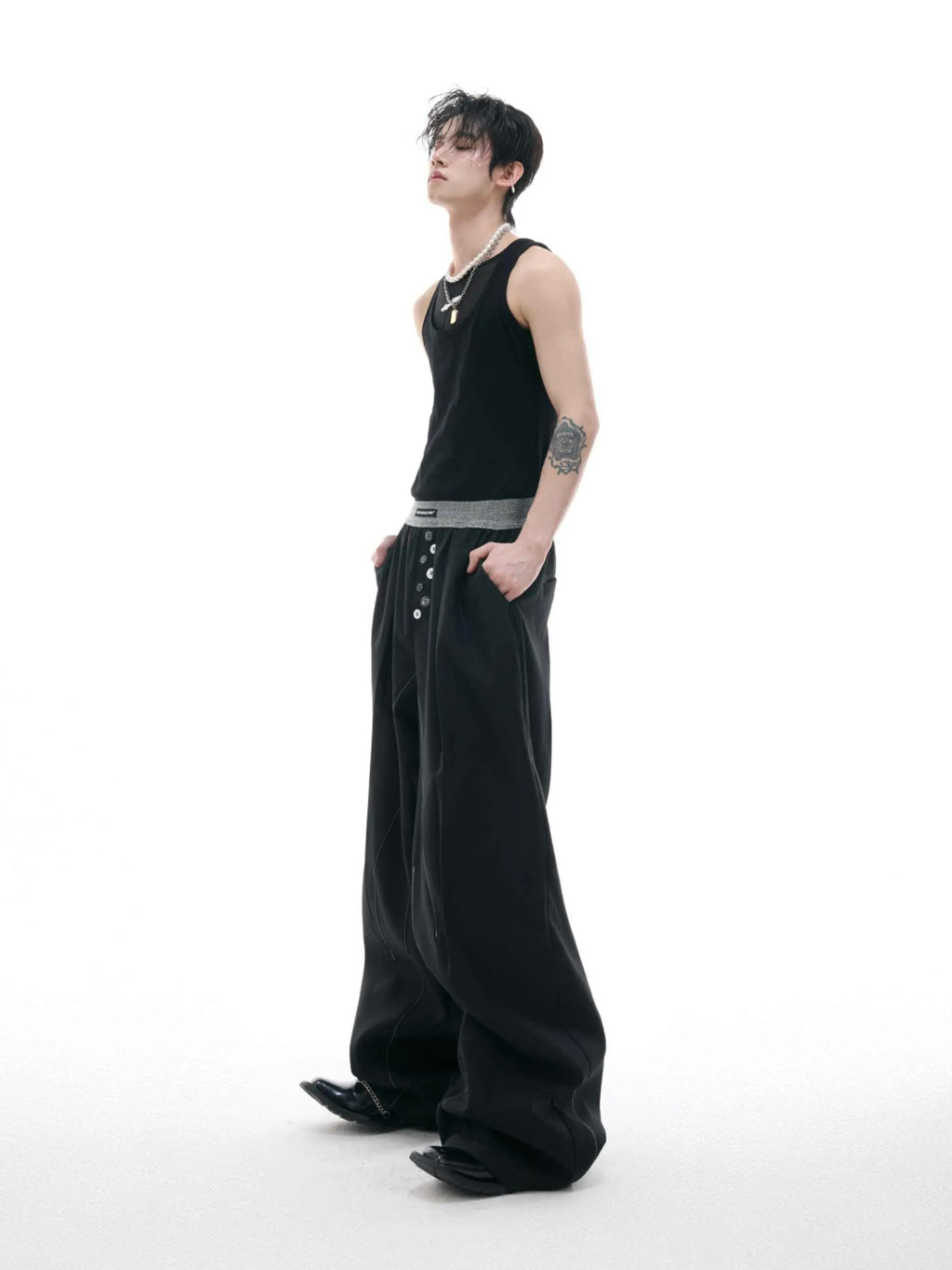 Straight-leg casual trousers with drooping style and button-open line design in black or grey