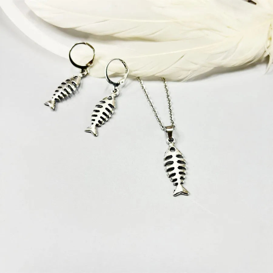 Retro fishbone pendant necklace and earrings set with adjustable O-chain in alloy construction