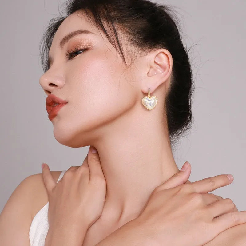 Gold-coloured women's ear clip with natural style design and alloy construction