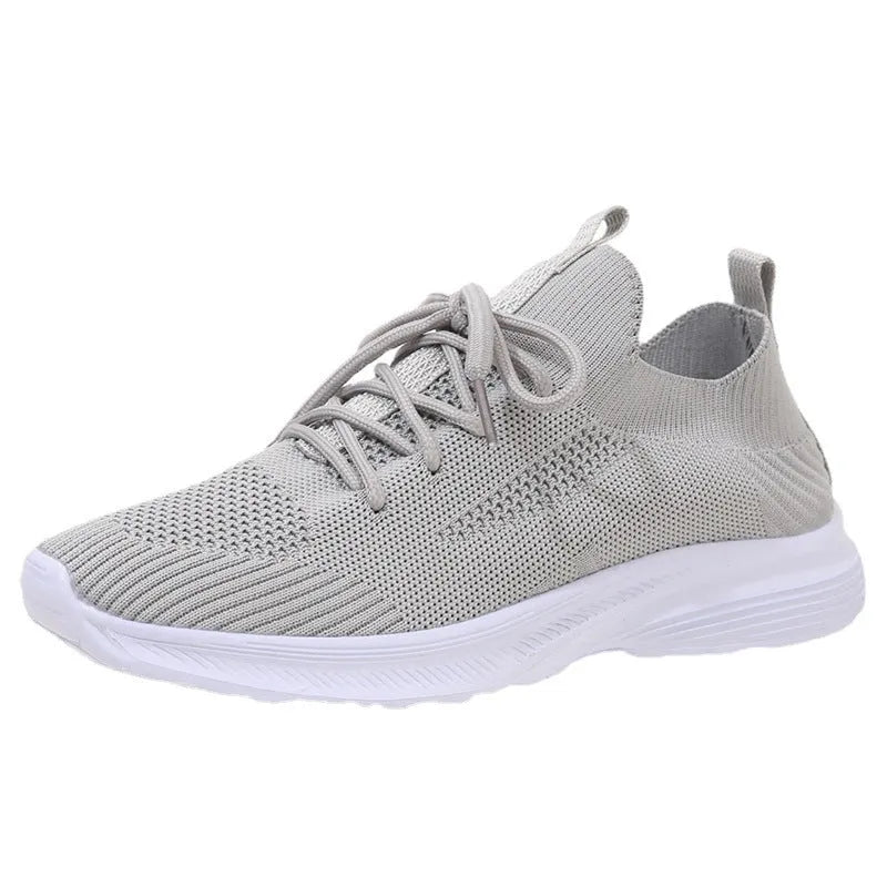 Women's low-top mesh running shoes in milky white with flyknit upper and flat rubber sole