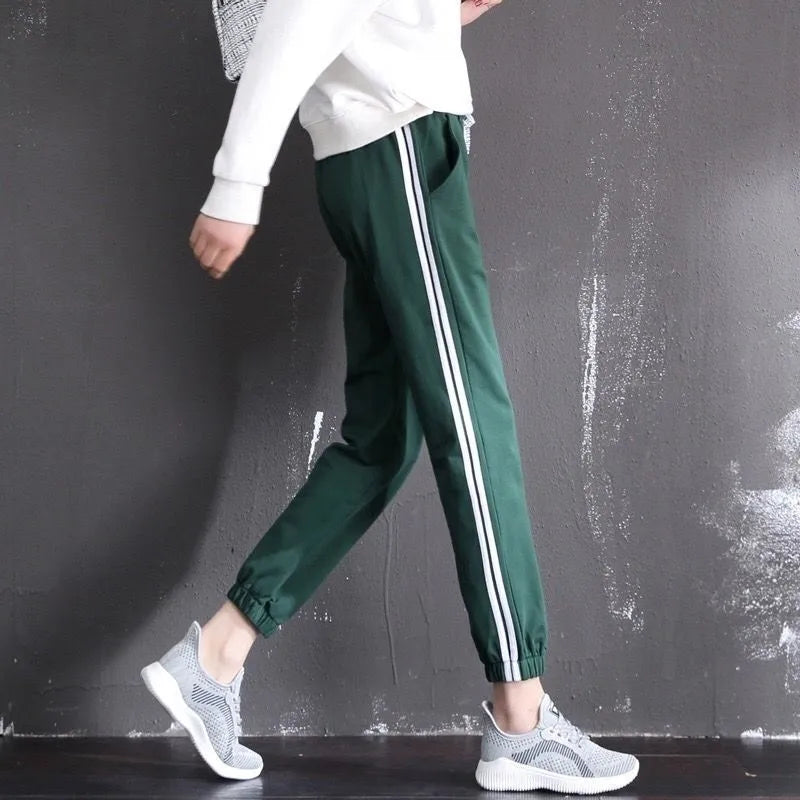 Quick-drying women's track pants in solid colour, loose-fit harem style with elastic waist