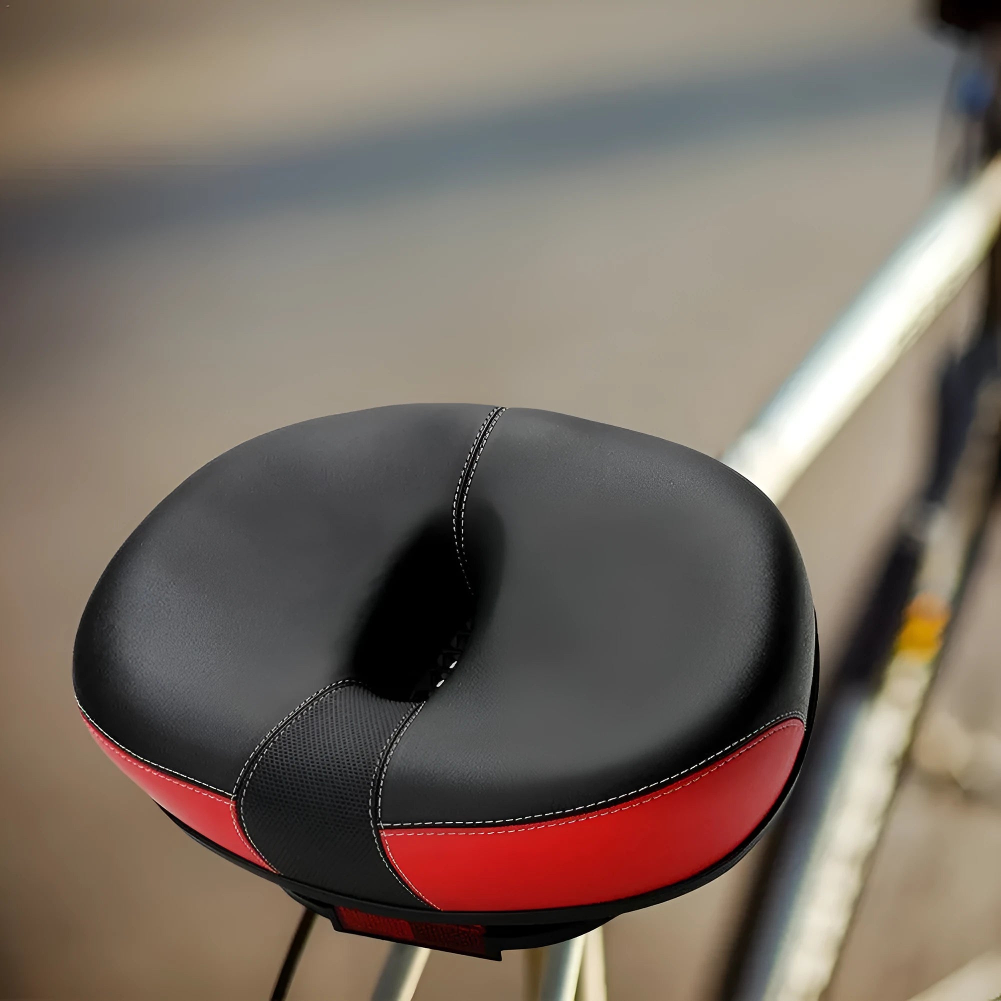 Thickened bicycle saddle in red with 210x270mm dimensions and reflective details
