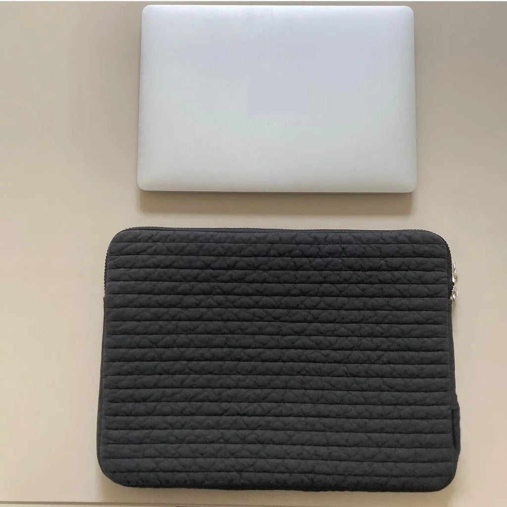 Black and white cotton cloth anti-seismic laptop bag in clutch style for hand-held use.