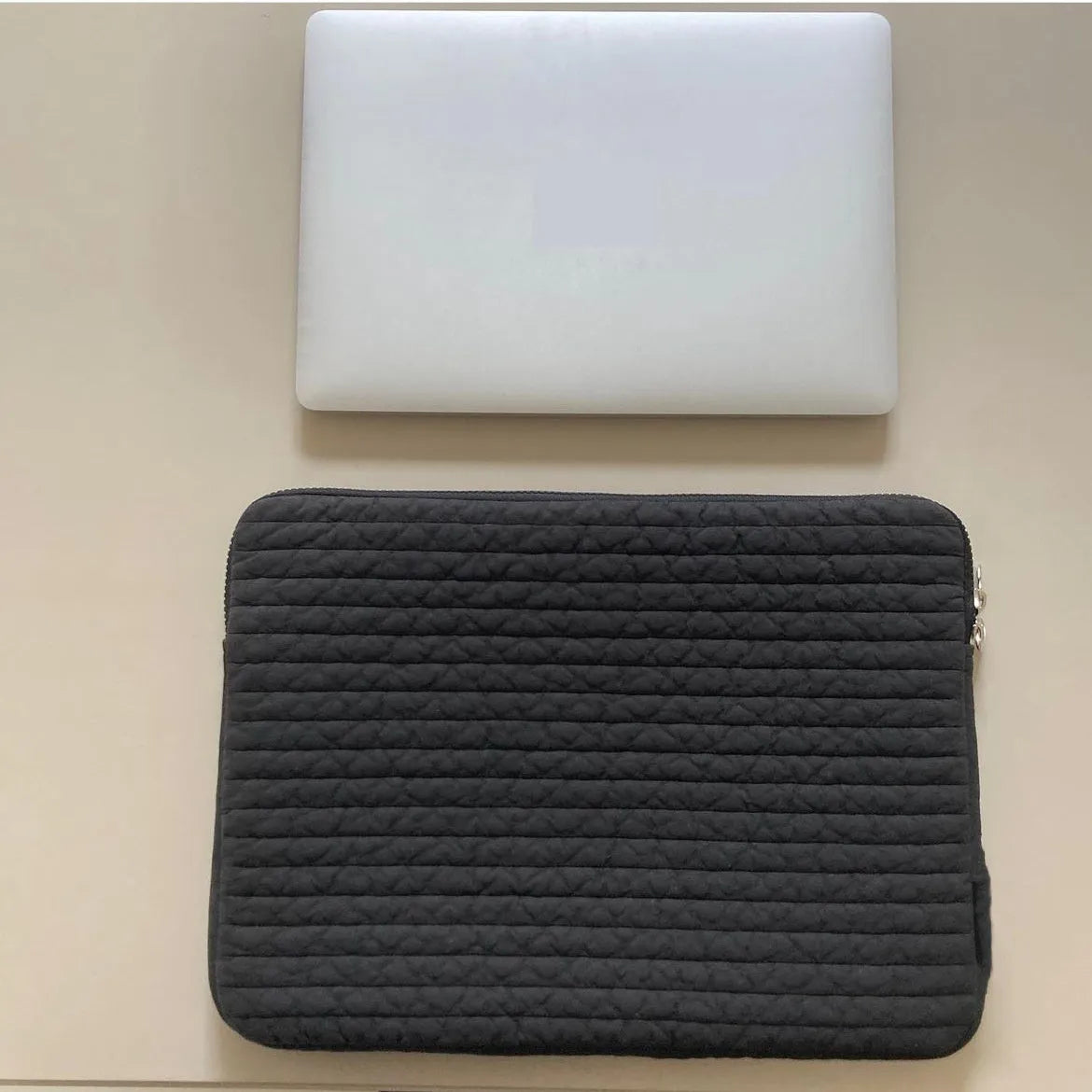Black and white cotton cloth anti-seismic laptop bag in clutch style for hand-held use.