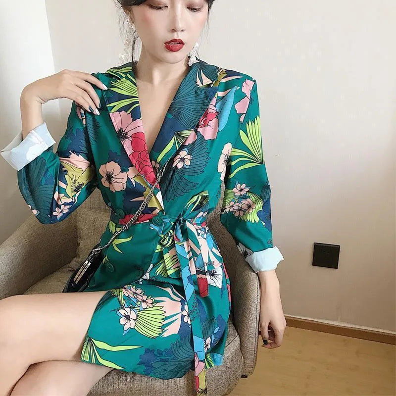 Women's all-matching printed long suit jacket in green, slim fit chenille with princess sleeves, average size, shown on model
