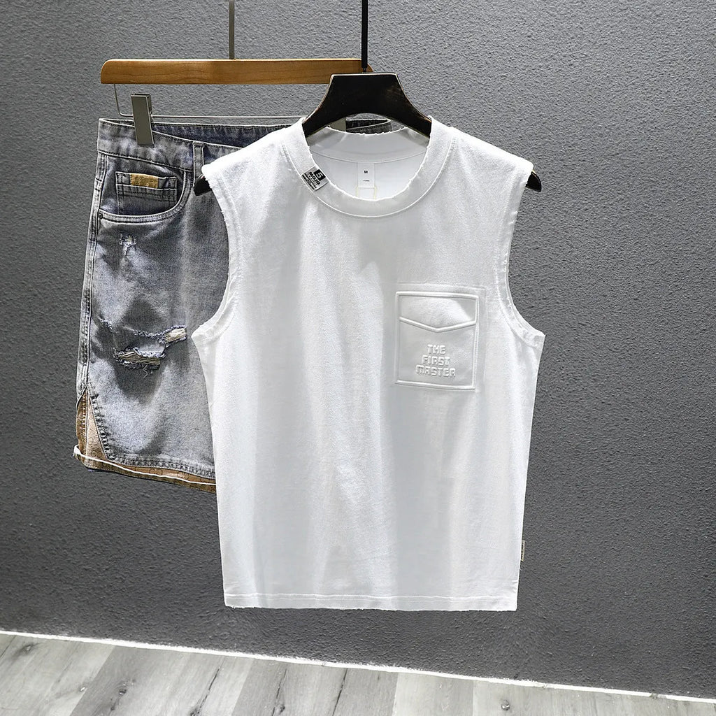 Solid colour cotton sleeveless t-shirt with loose fit and straight hem design