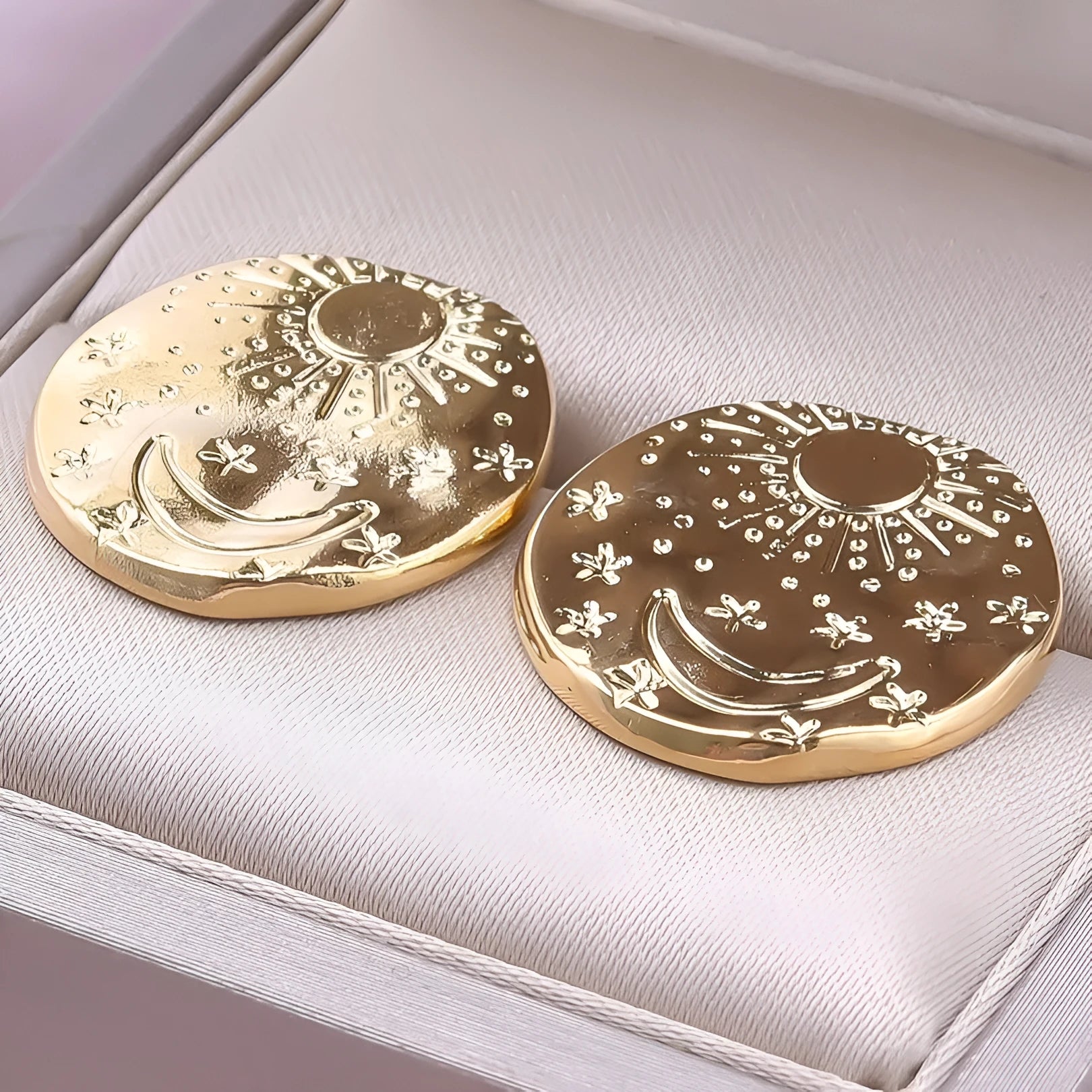A pair of 304 stainless steel geometric stud earrings with a shell motif, shown in gold and silver colour options.