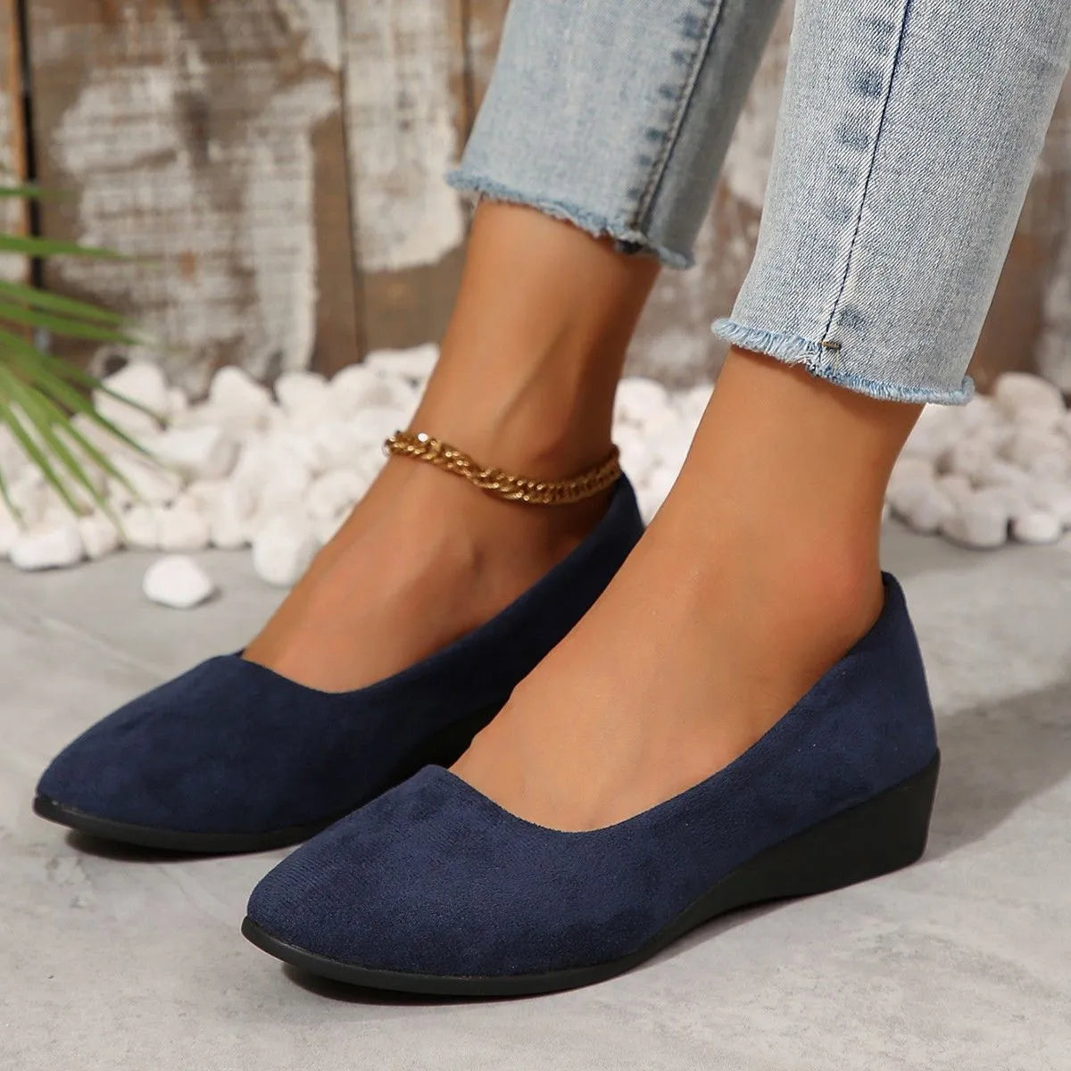 Women's plus size casual wedge pumps with pointed toe and shallow mouth in suede