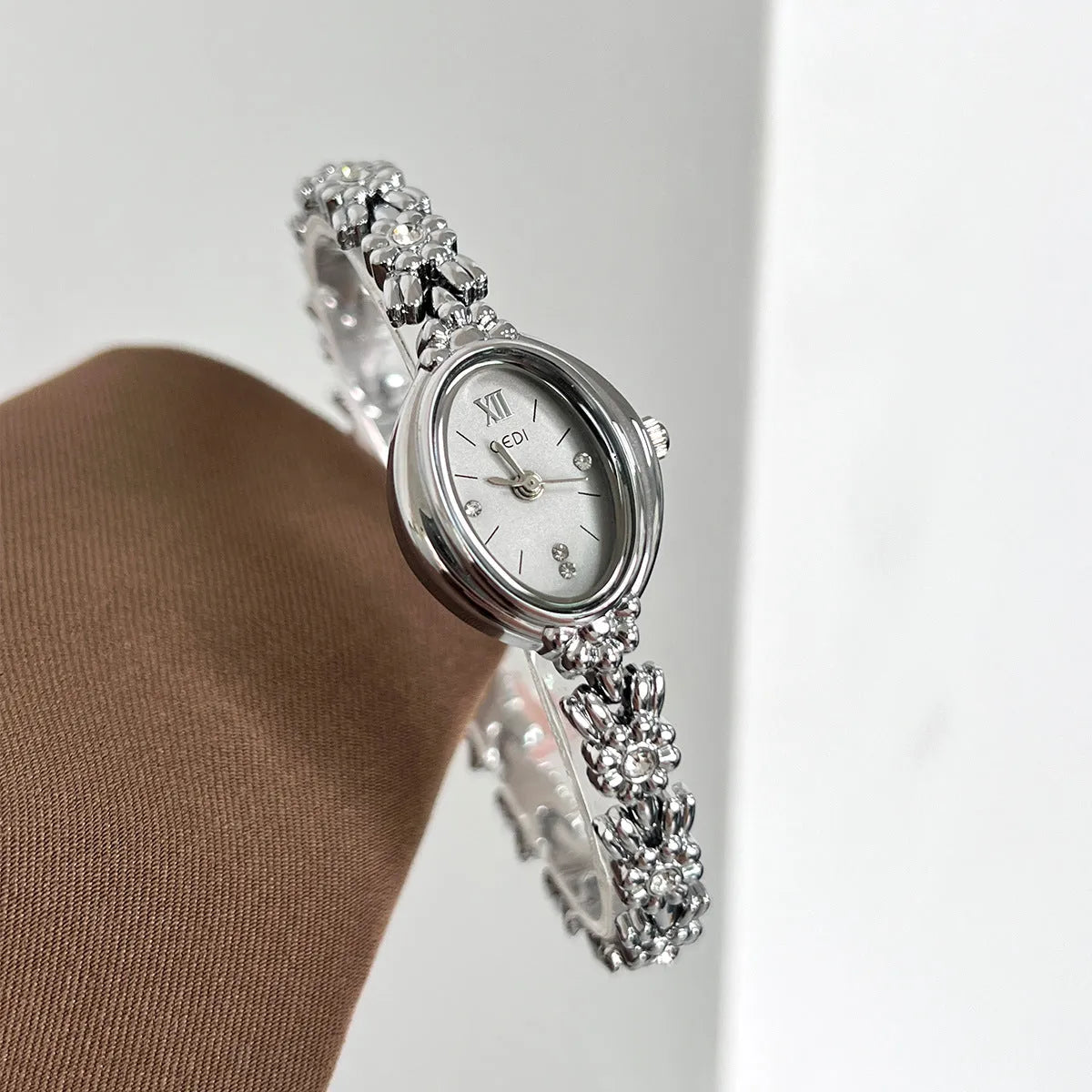 Women's light luxury retro alloy watch 8mm thin white case white dial white strap