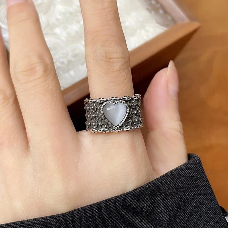 Adjustable heart-shaped ring in white copper plated silver with white or green colour options