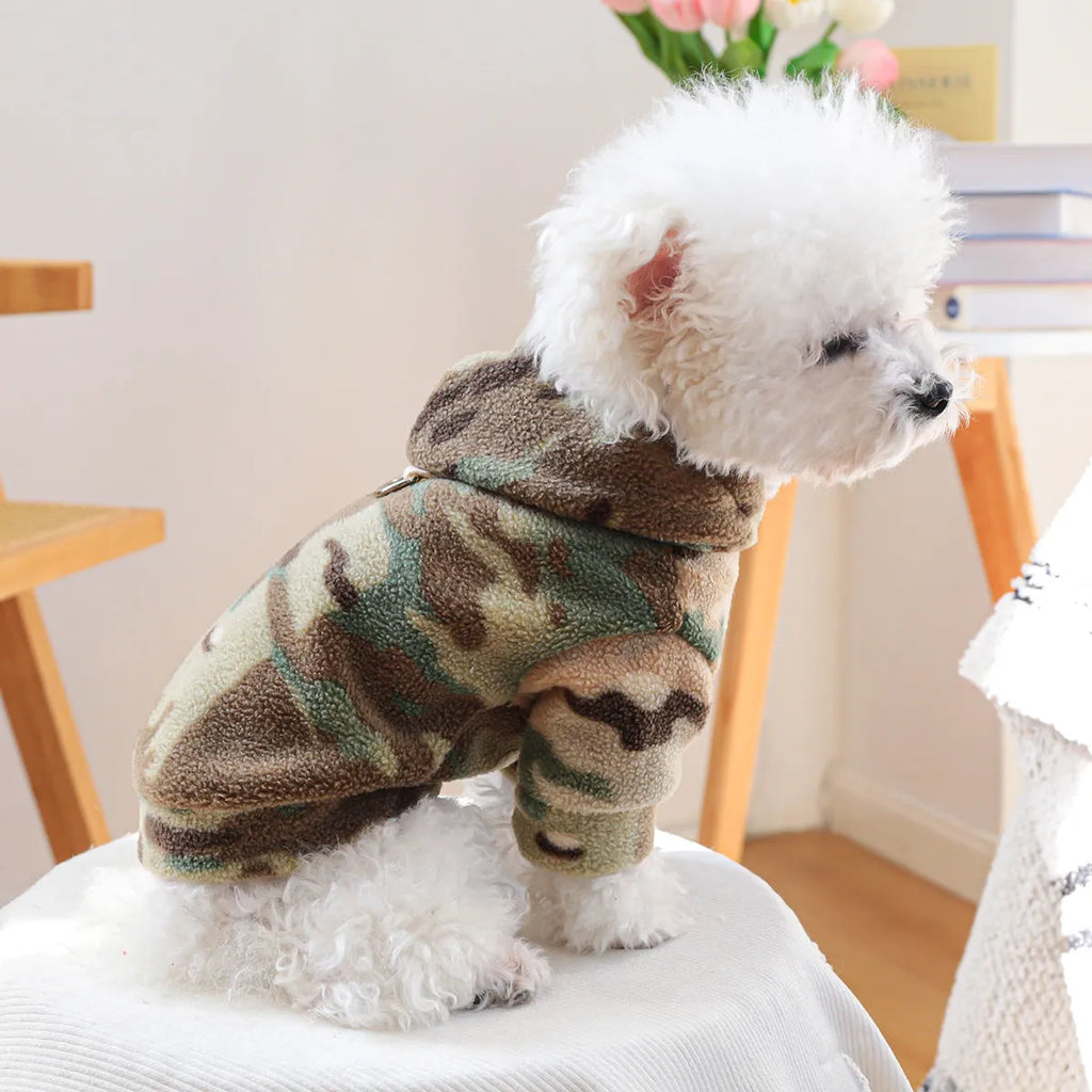 Dog wearing camouflage polyester sweater in size M, chest circumference 40 cm, length 30 cm, suitable for 3.5-4 kg pets