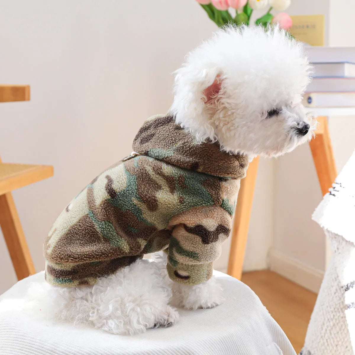 Dog wearing camouflage polyester sweater in size M, chest circumference 40 cm, length 30 cm, suitable for 3.5-4 kg pets