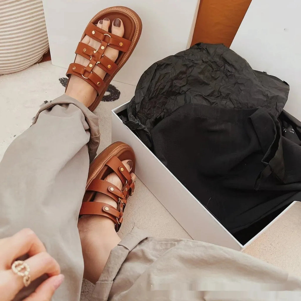 Women's retro Roman sandal slippers in patent leather with cross-strap design