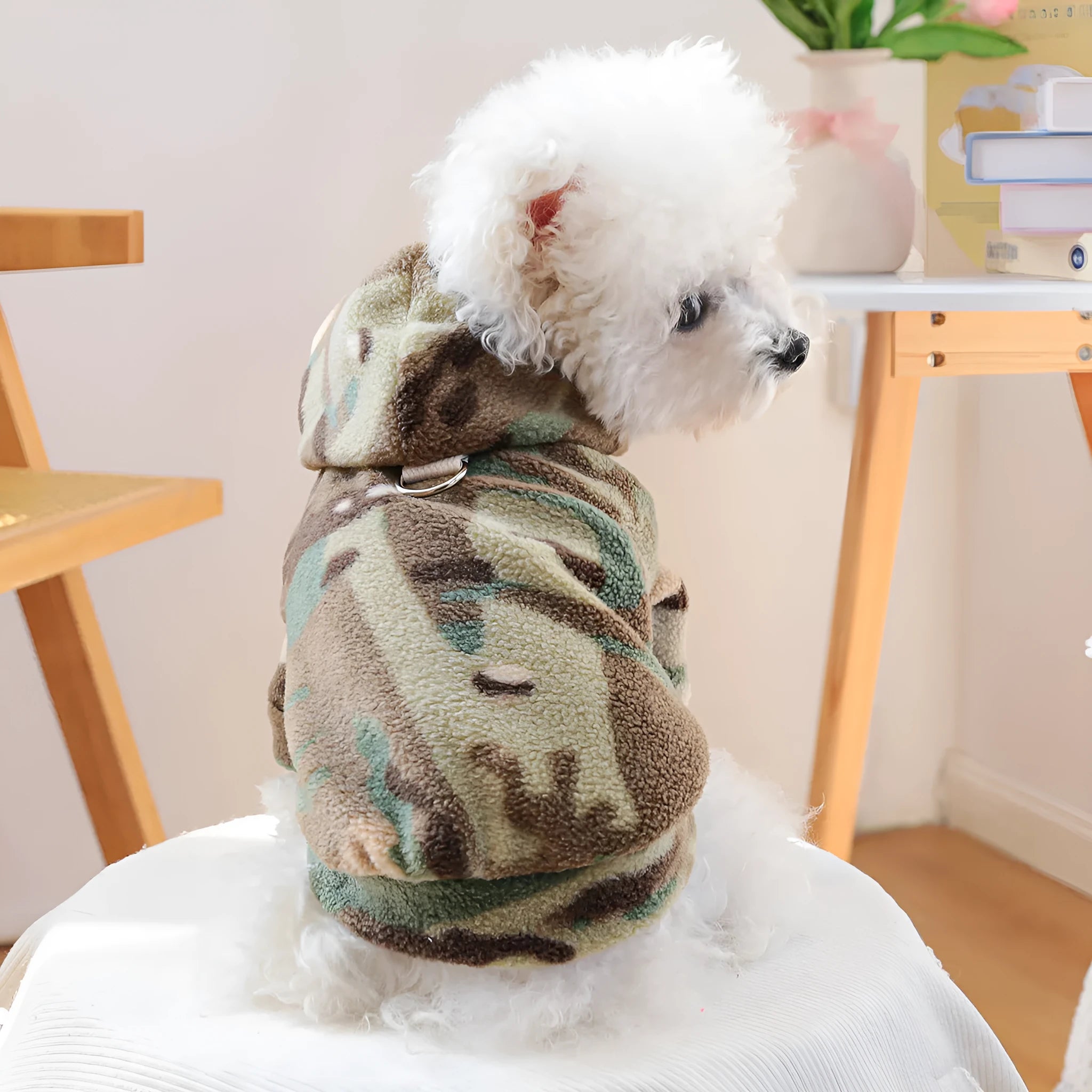 Dog wearing camouflage polyester sweater in size M, chest circumference 40 cm, length 30 cm, suitable for 3.5-4 kg pets