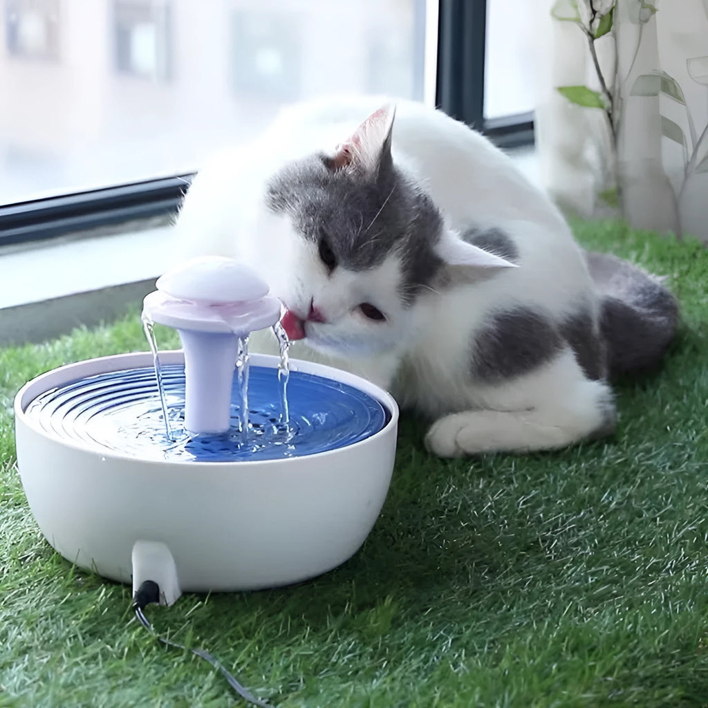 White automatic circulating water fountain for cats and dogs made of ABS plastic with dimensions 20x20x15cm