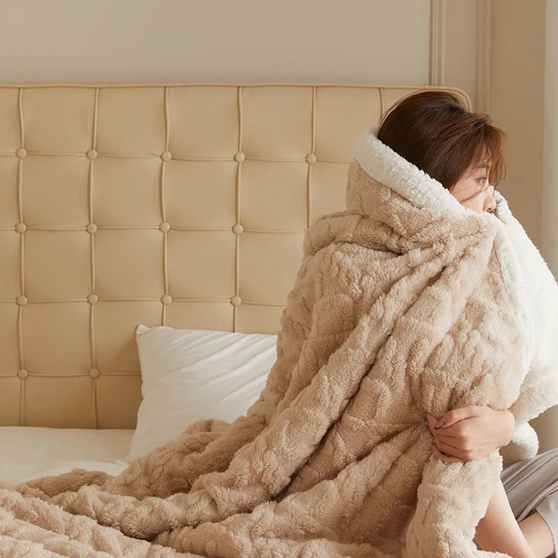 Polyester thermal flannel blanket in modern simplicity design measuring 180x200cm